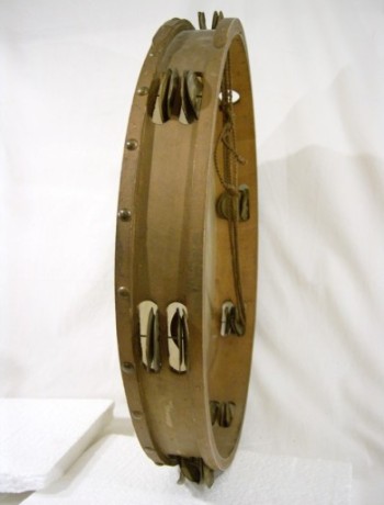  Tambourin mit den für das Instrument klassischen Schellen